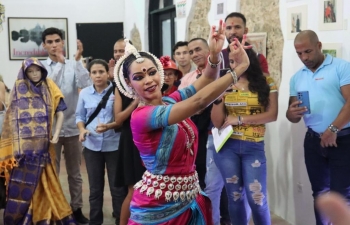 Indian Cultural Exhibition organized by the Embassy of India with support from the Govt. of La Guaira State of Venezuela is being visited by many students and residents of La Guaira who are getting a glimpse of Indian culture and history. Video courtesy: Govt. of La Guaira. 